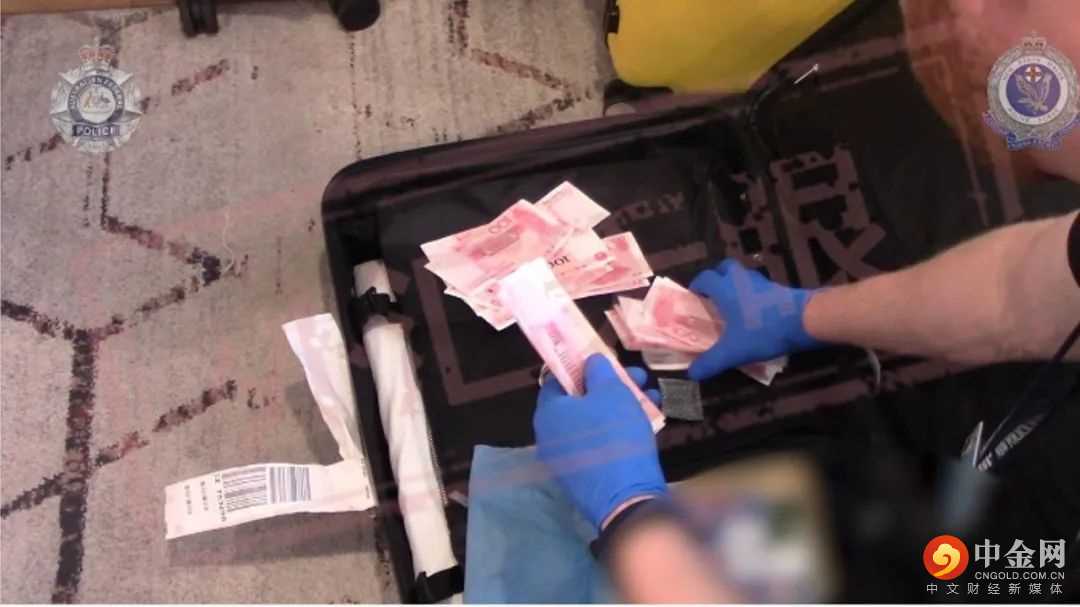 <b>澳洲警方搜出的大量现金</b> 图片