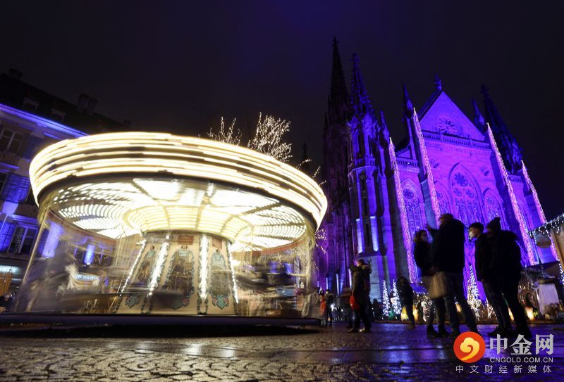 2021-12-19T141328Z_2_LYNXMPEHBI05Z_RTROPTP_3_CHRISTMAS-SEASON-FRANCE.jpg