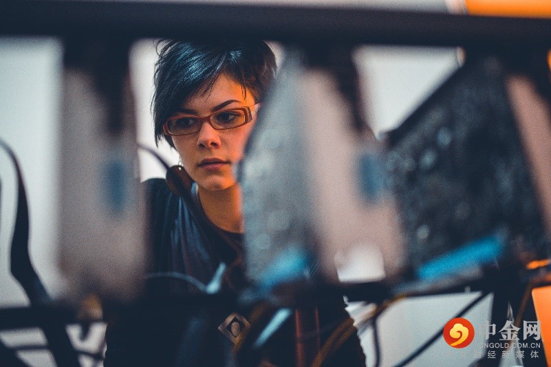 woman-glasses-it.jpg woman-glasses-it.jpg