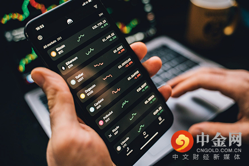 online-trading-retail-trader-uses-phone-for-crypto-trading.png online-trading-retail-trader-uses-phone-for-crypto-trading.png