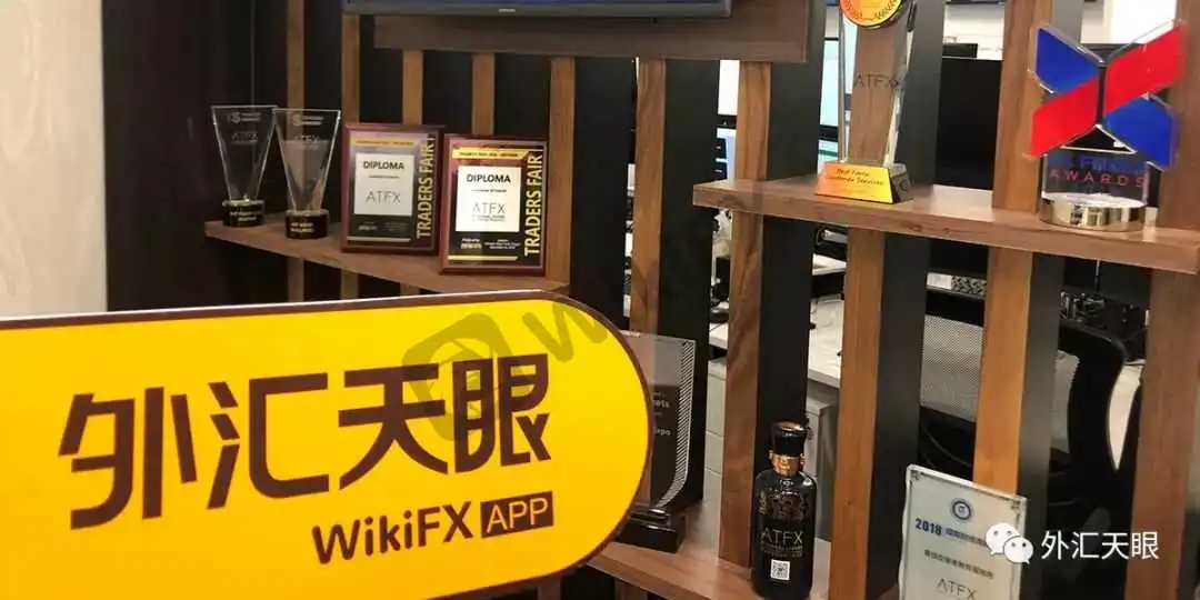 展架上的奖项陈列